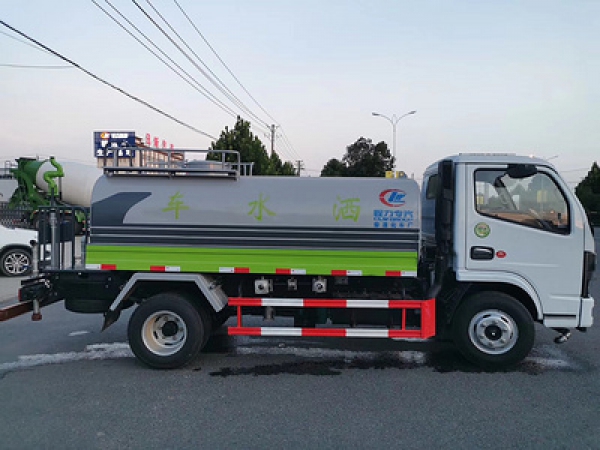 國(guó)六東風(fēng)小多利卡5噸灑水車